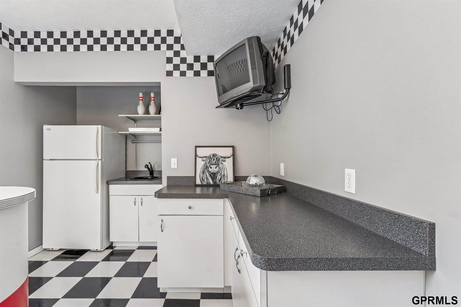 16521 Douglas Circle, Omaha, NE 68118