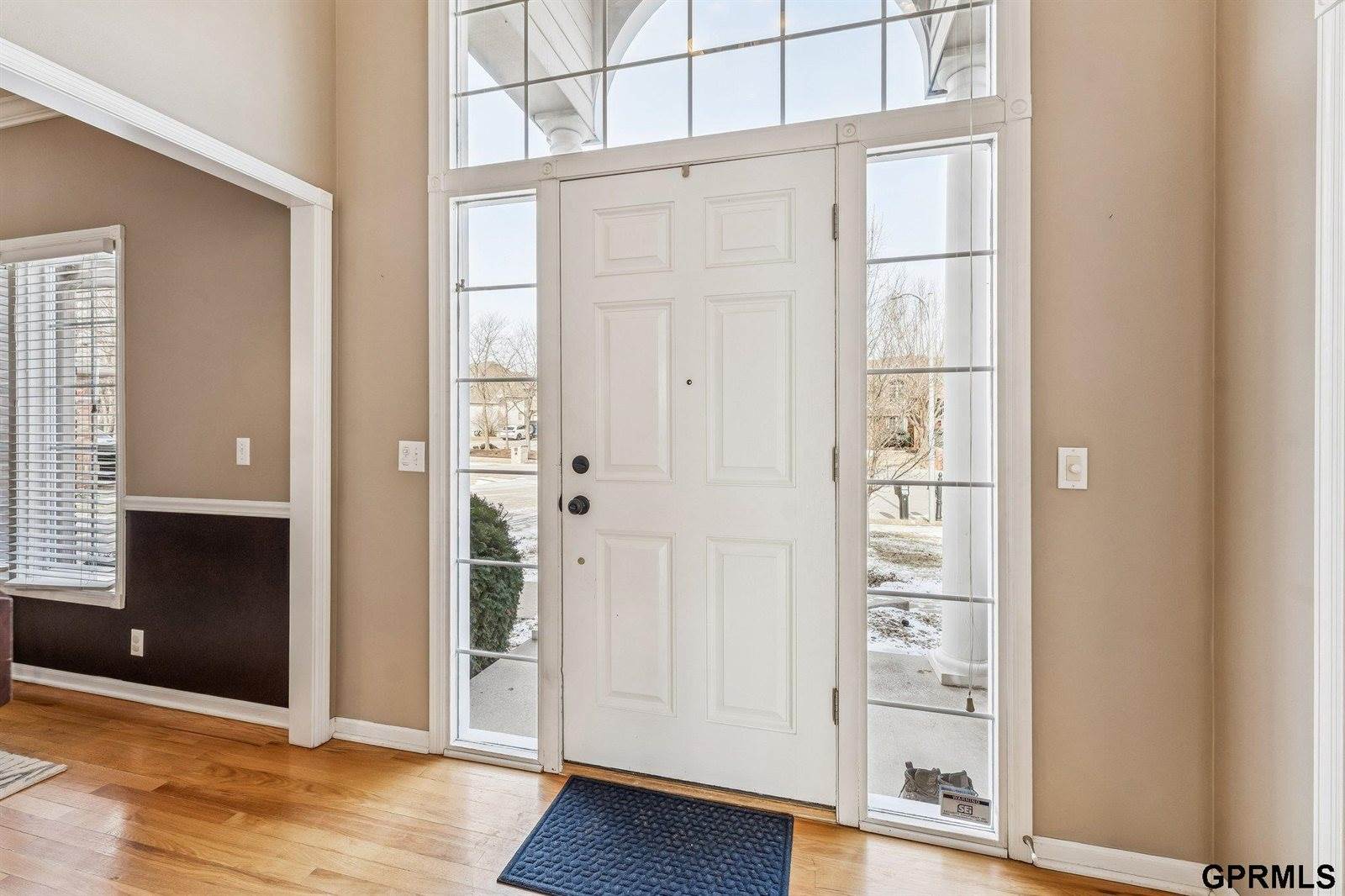 16521 Douglas Circle, Omaha, NE 68118