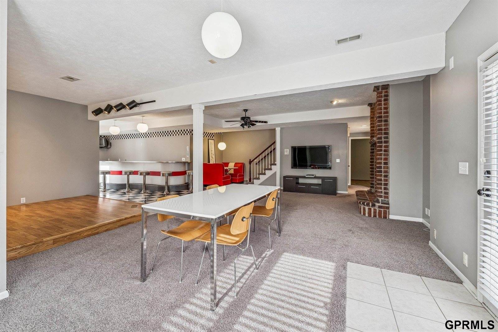 16521 Douglas Circle, Omaha, NE 68118