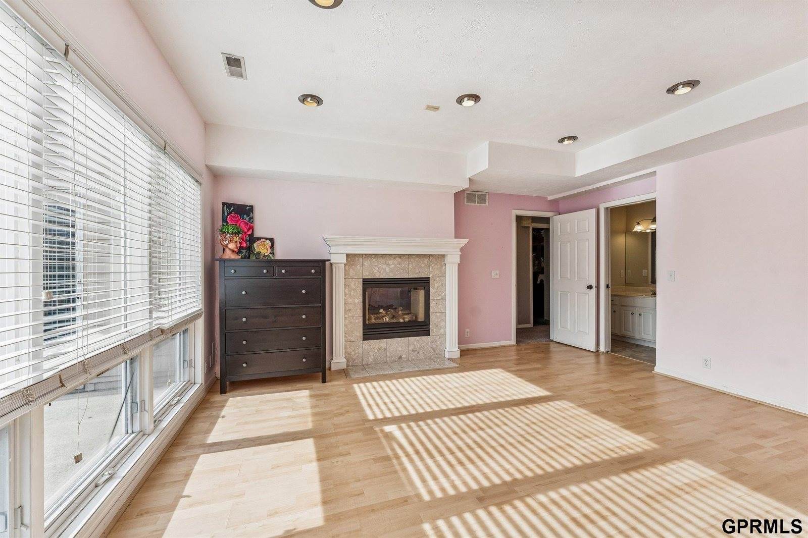 16521 Douglas Circle, Omaha, NE 68118