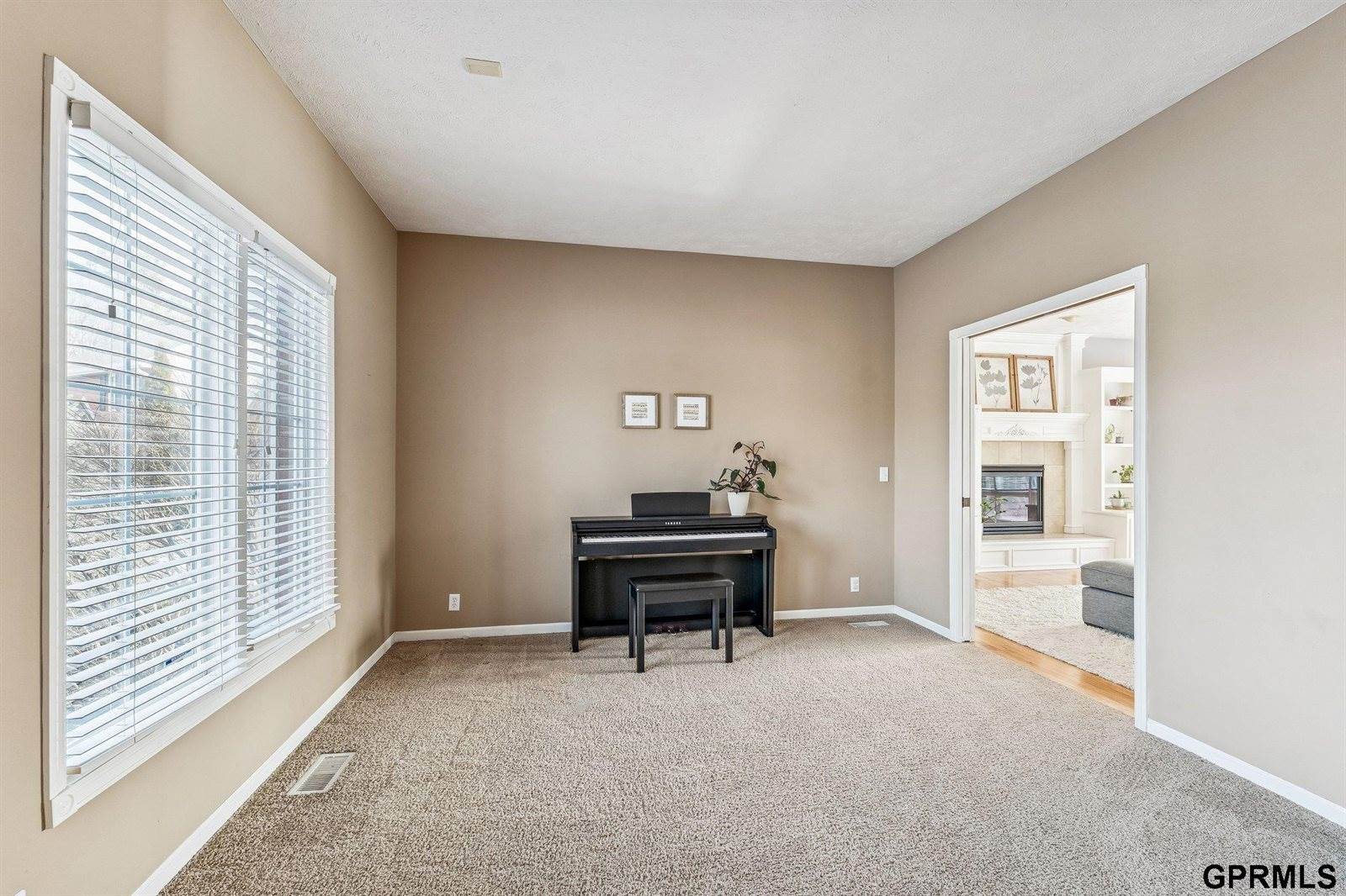 16521 Douglas Circle, Omaha, NE 68118