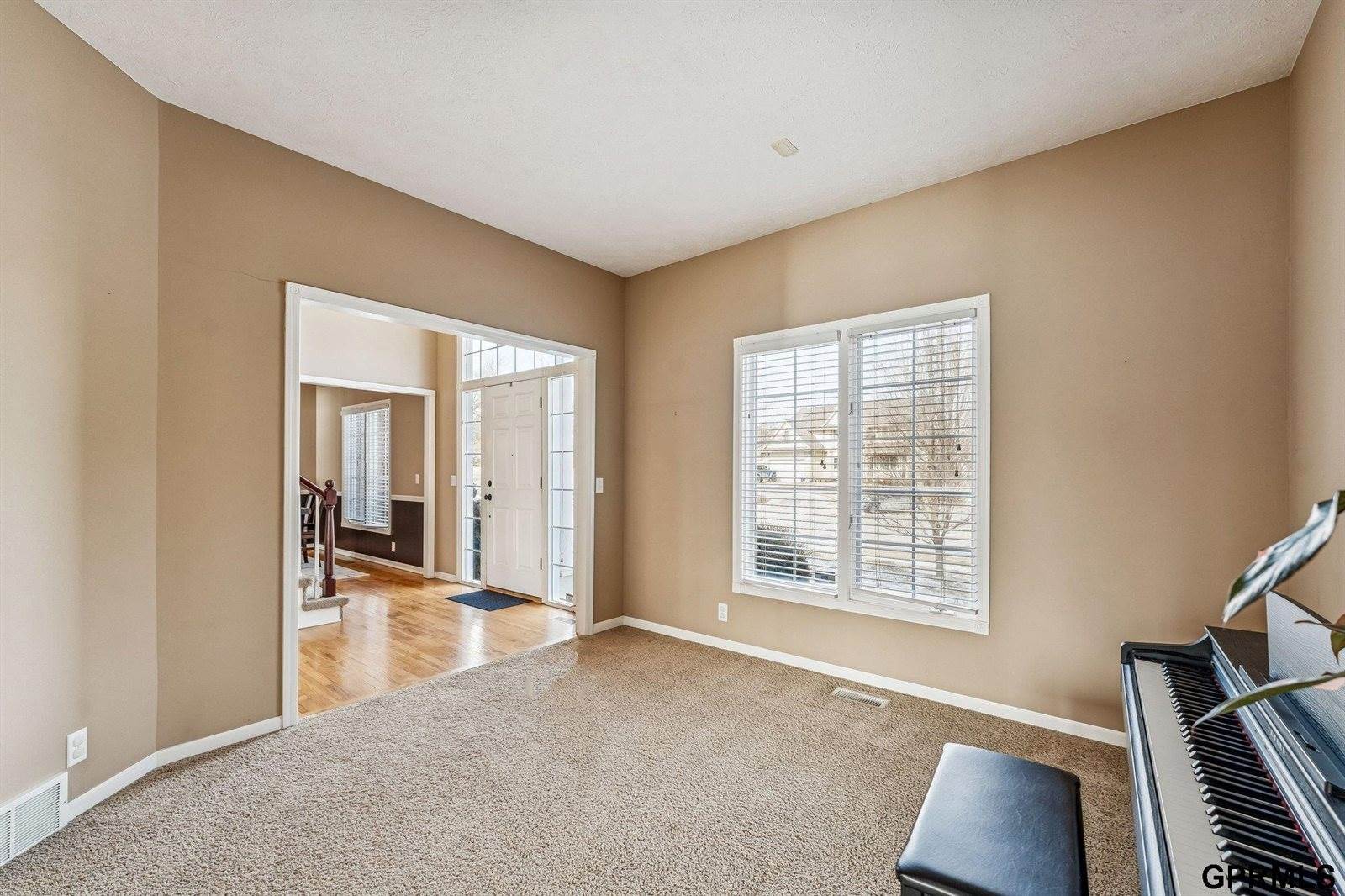 16521 Douglas Circle, Omaha, NE 68118