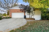 8210 Ridgewood Road, Rock Island, IL 61201