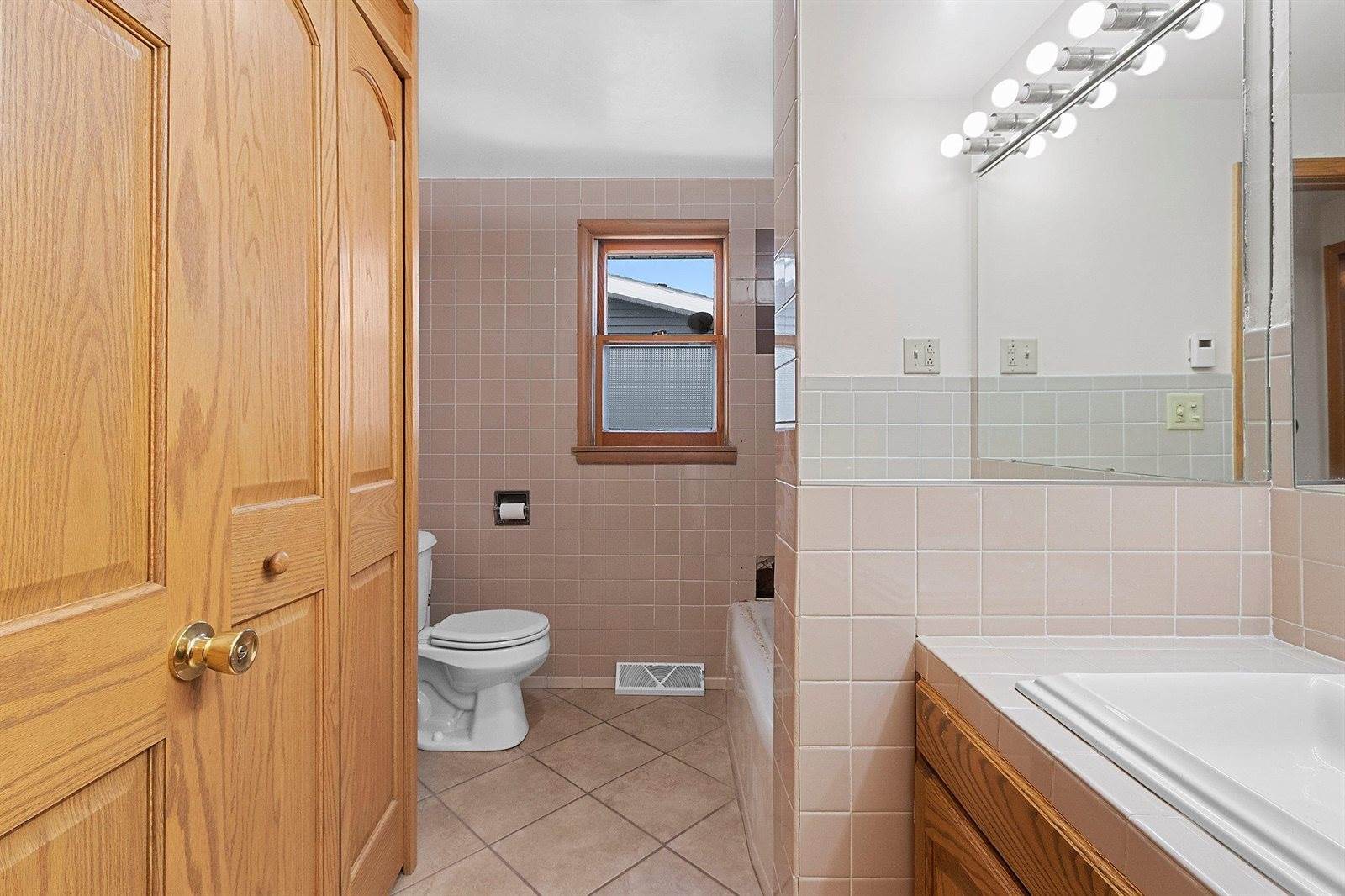 3137 Parkdale Drive, Marinette, WI 54143