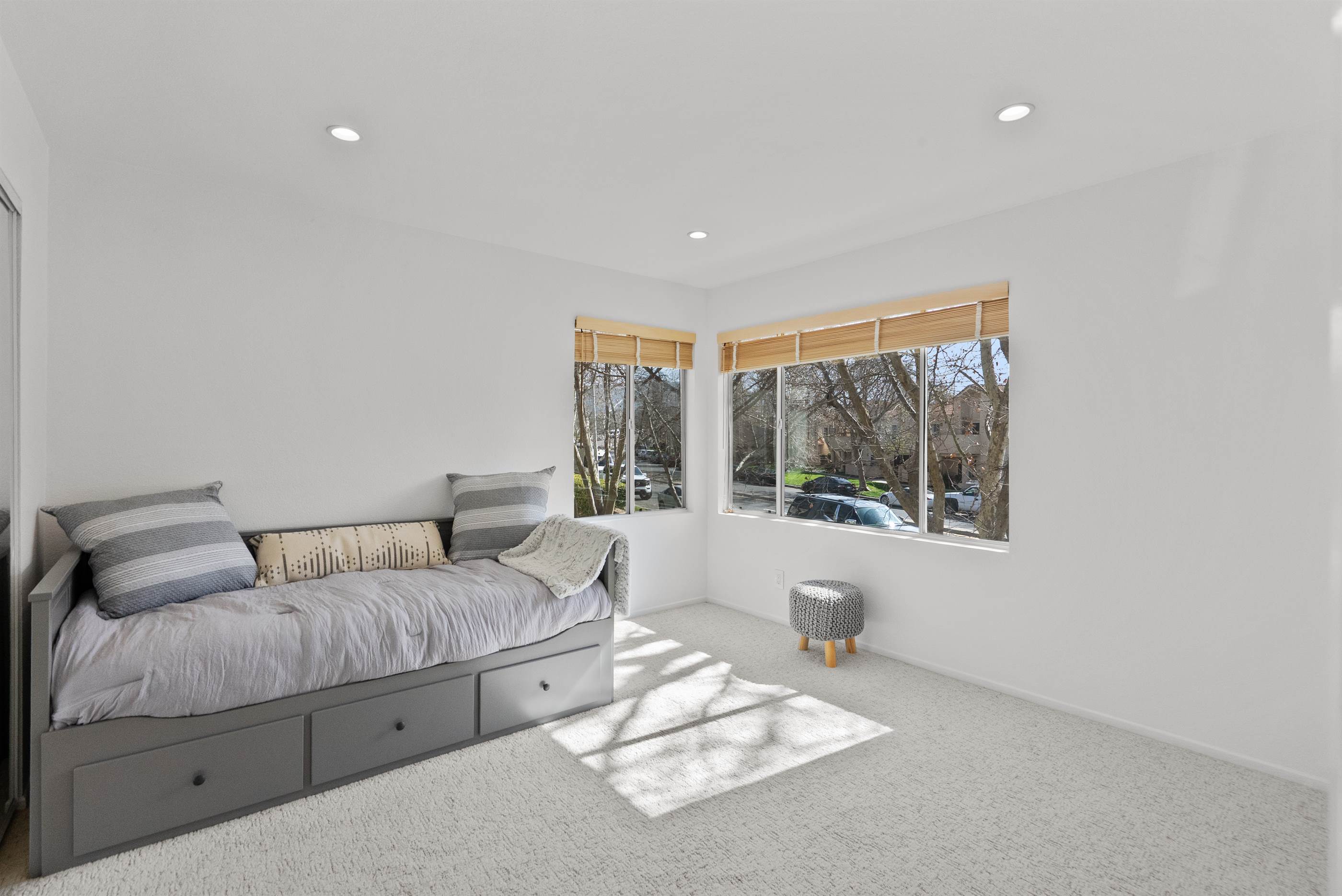 21358 Nandina Ln., Newhall, CA 91321