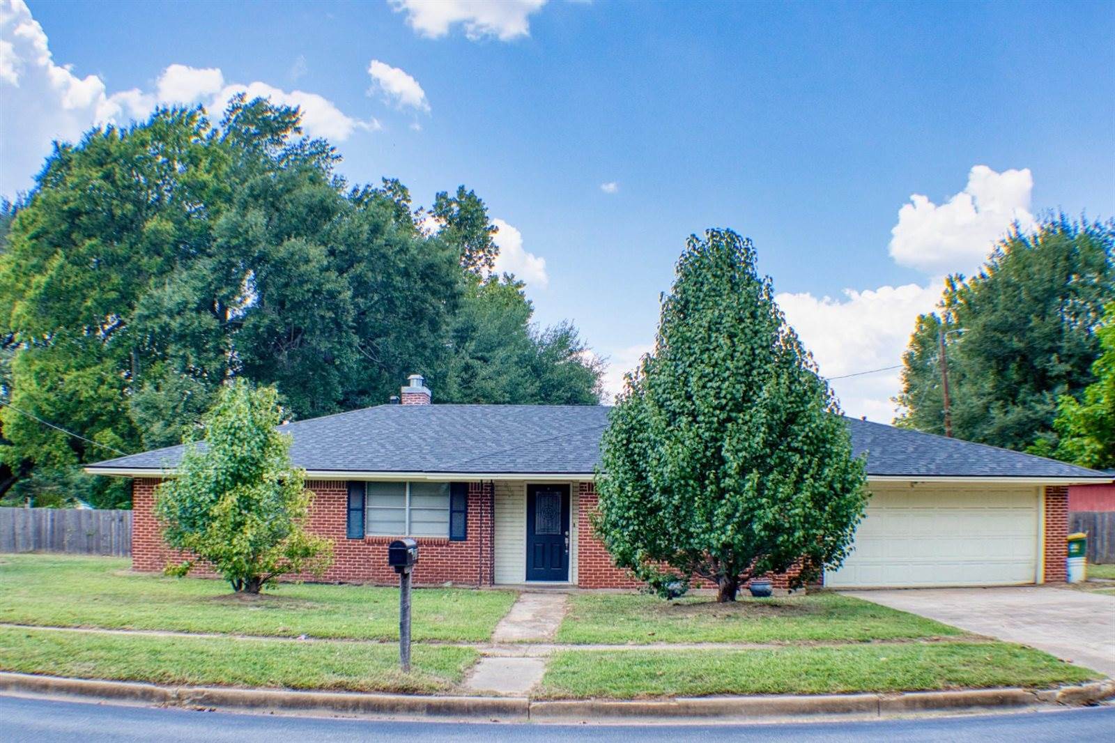 202 Rose Marie Boulevard, Hearne, TX 77859