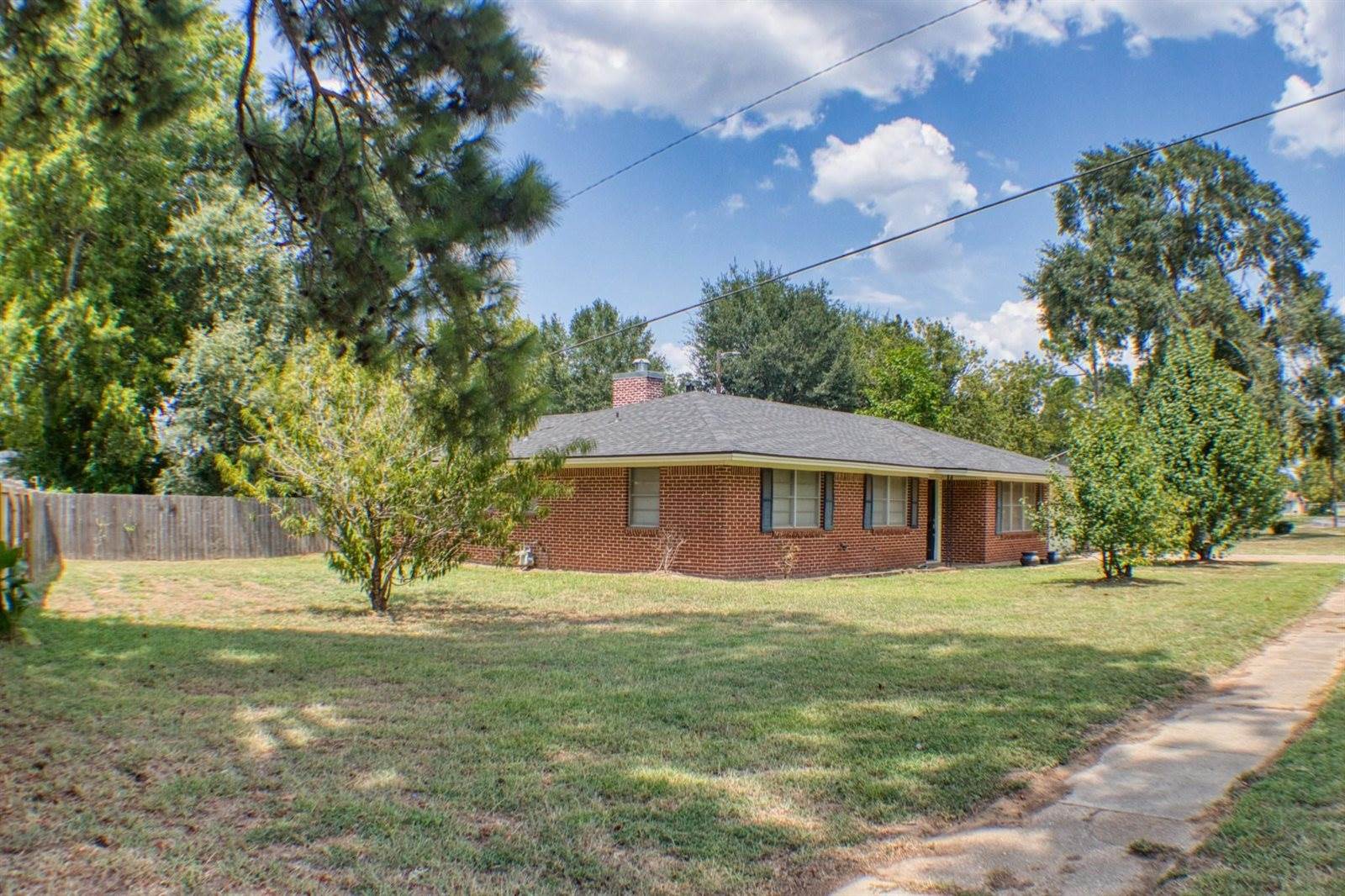 202 Rose Marie Boulevard, Hearne, TX 77859