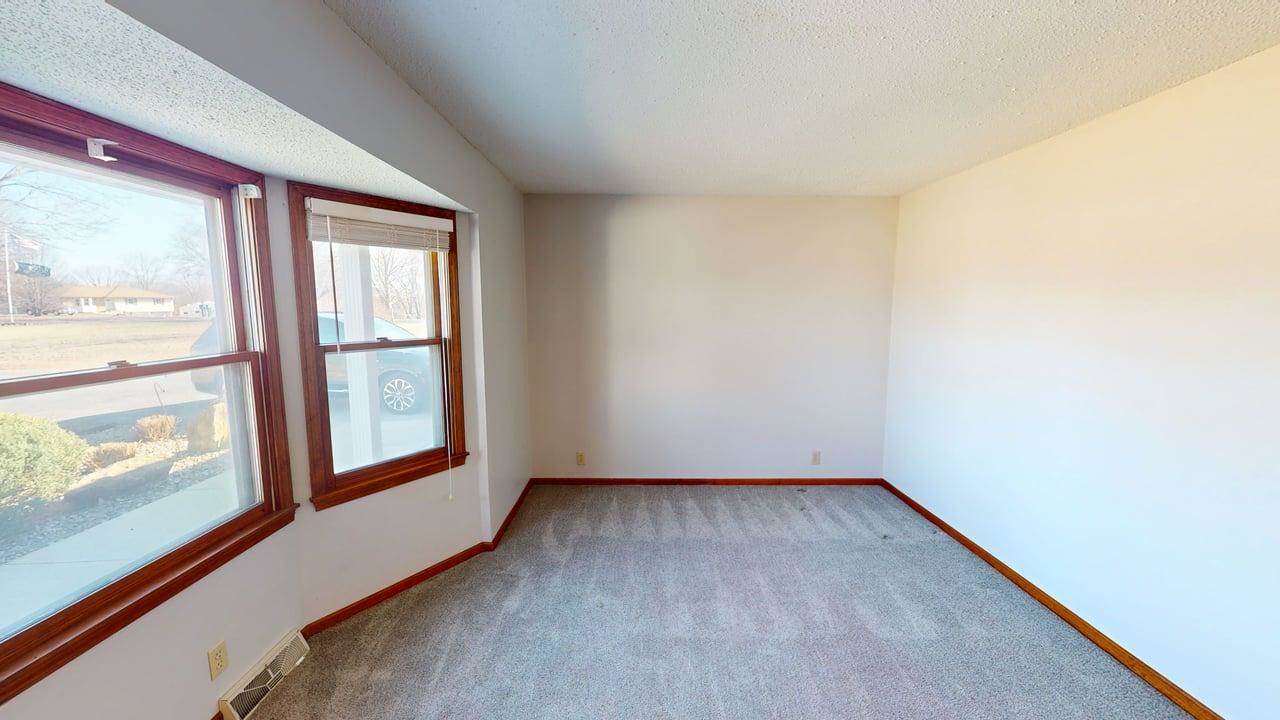 15293 SKyway Drive, Bonner Springs, KS 66012