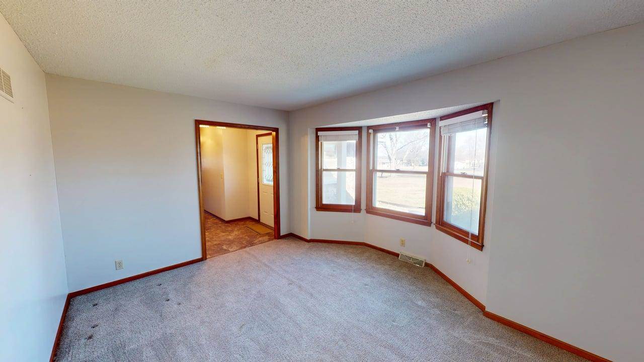 15293 SKyway Drive, Bonner Springs, KS 66012
