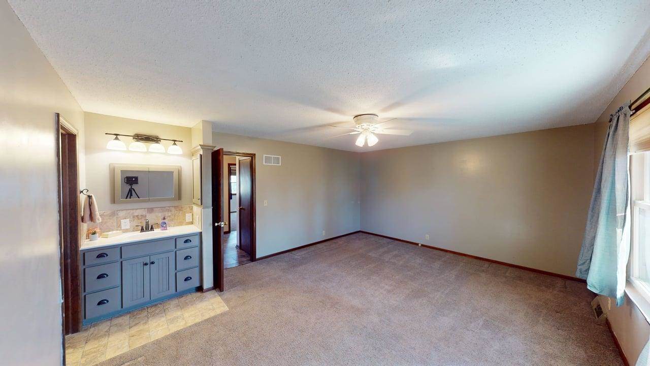 15293 SKyway Drive, Bonner Springs, KS 66012
