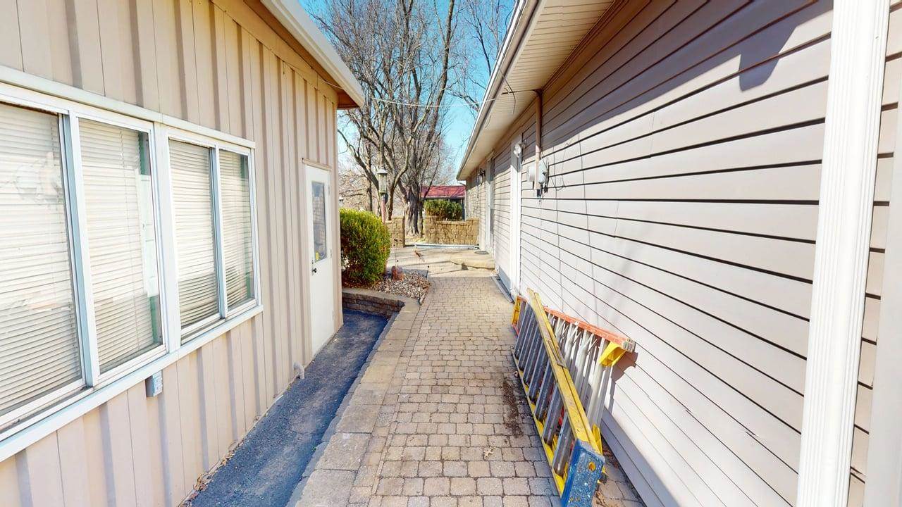 15293 SKyway Drive, Bonner Springs, KS 66012