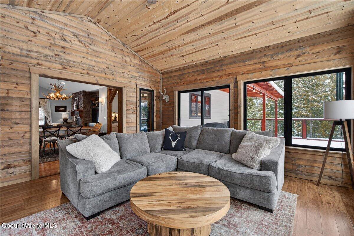 505 Chippewa Trl, Sagle, ID 83860