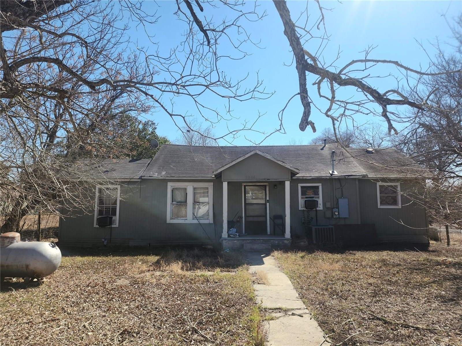 1006 Proctor St, Lockhart, TX 78644