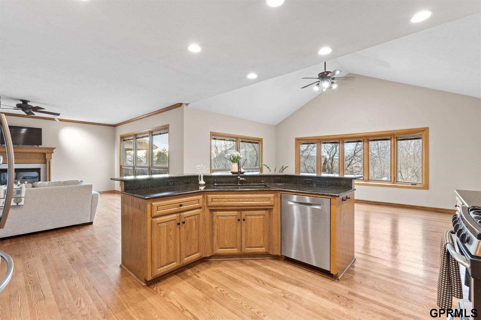 907 Woodland Avenue, Papillion, NE 68046