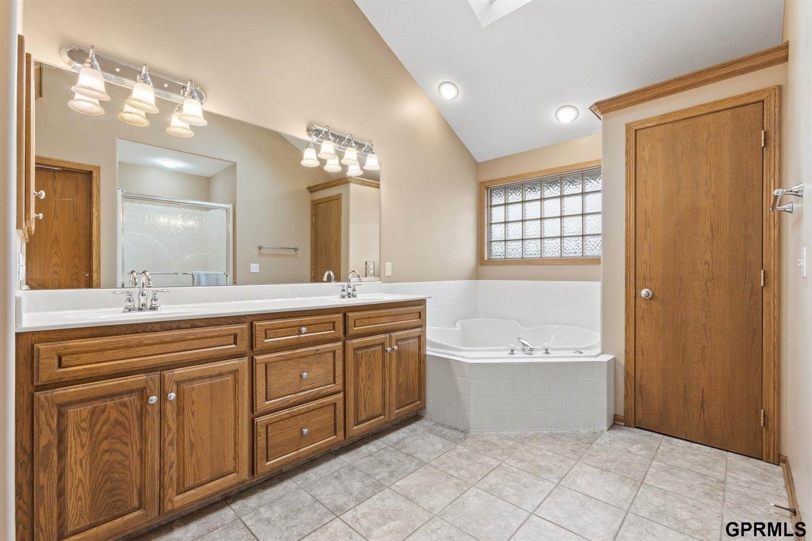 907 Woodland Avenue, Papillion, NE 68046