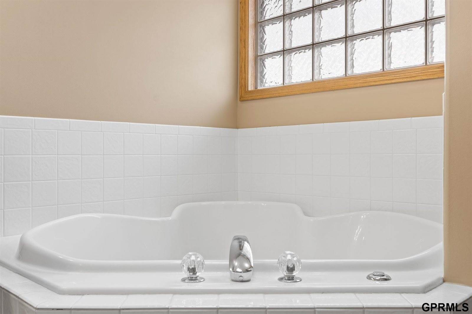 907 Woodland Avenue, Papillion, NE 68046