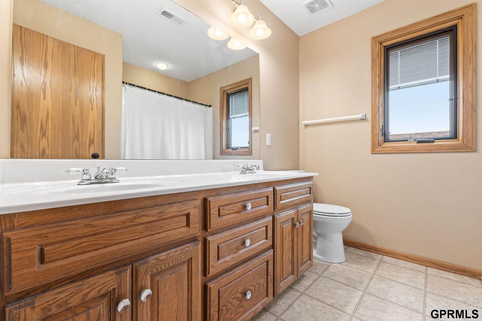 907 Woodland Avenue, Papillion, NE 68046