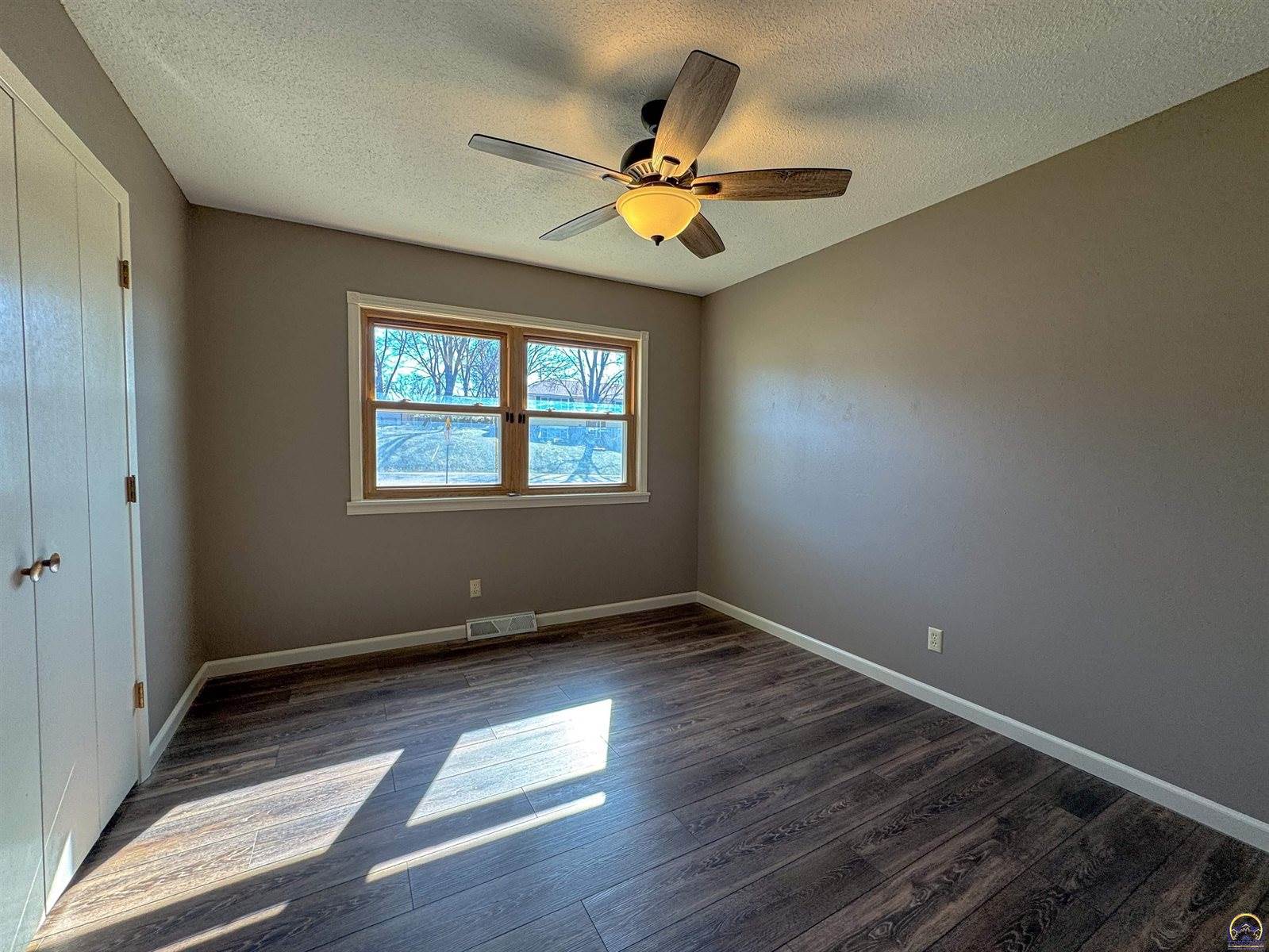 4330 SE 25th ST, Topeka, KS 66605