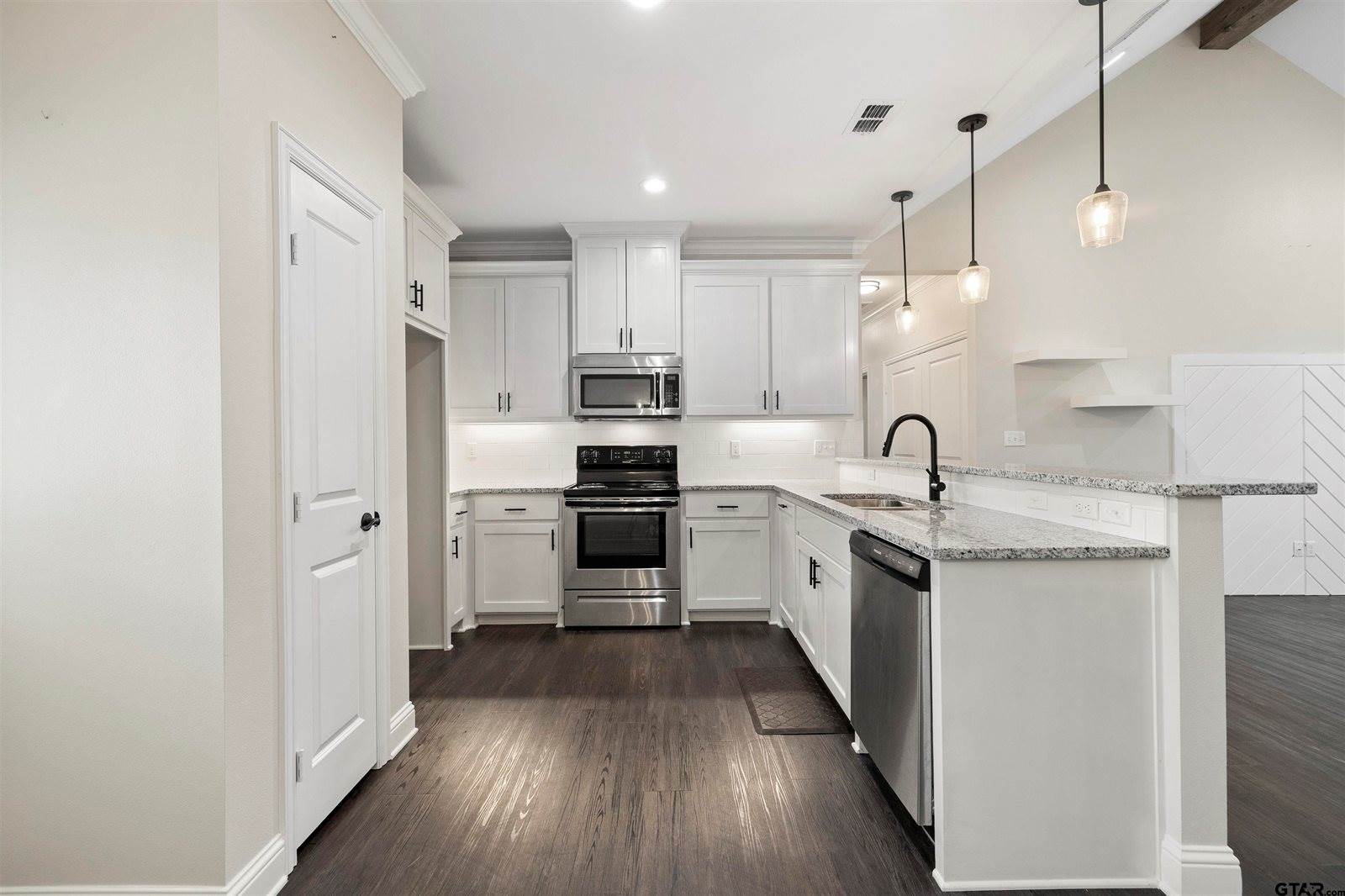 9710 W Lakeshore Dr, Tyler, TX 75709