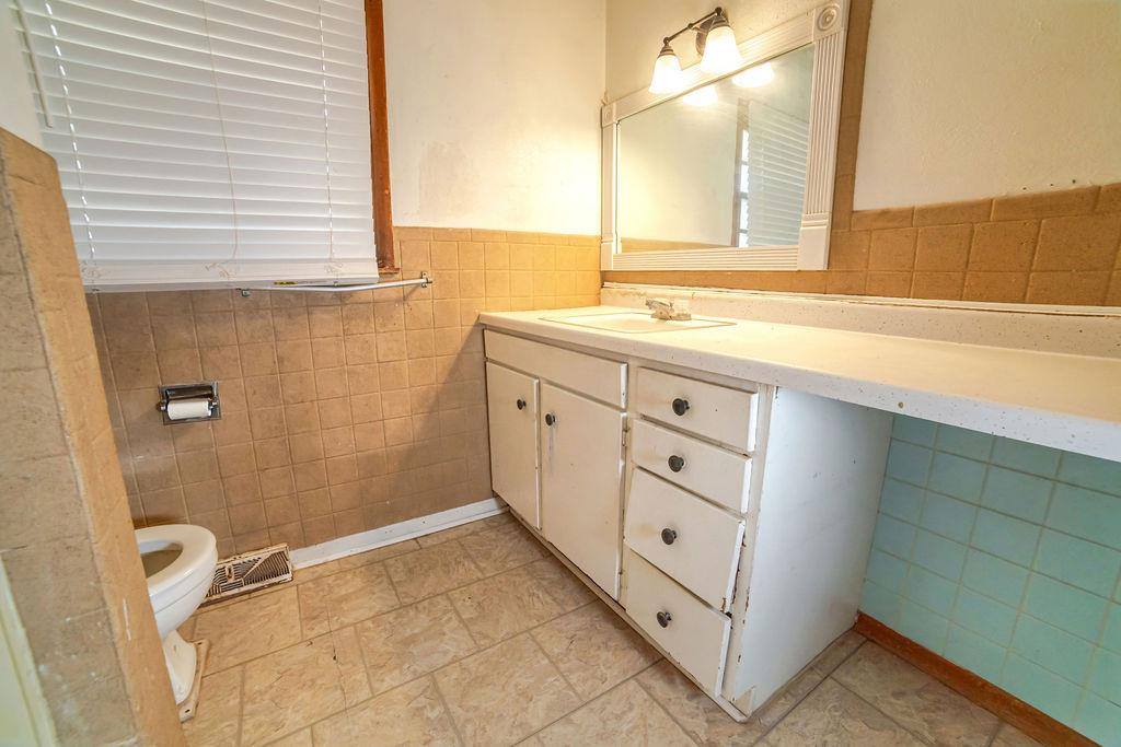 18 North Oklahoma, Elkhart, KS 67950