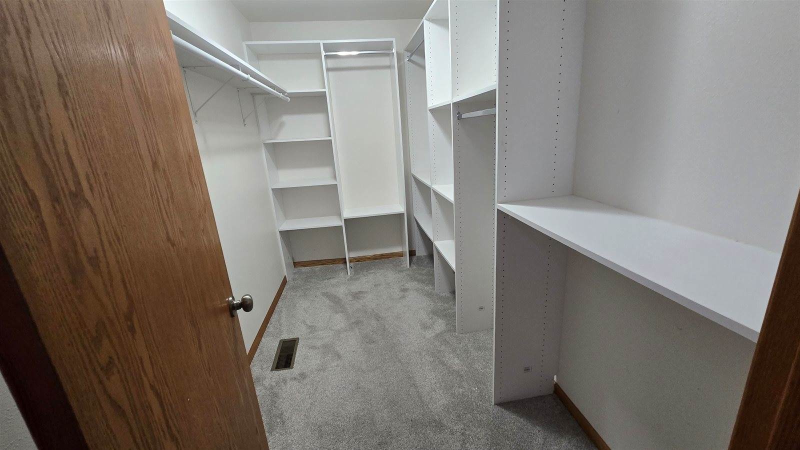 609 11th St NW, Minot, ND 58703