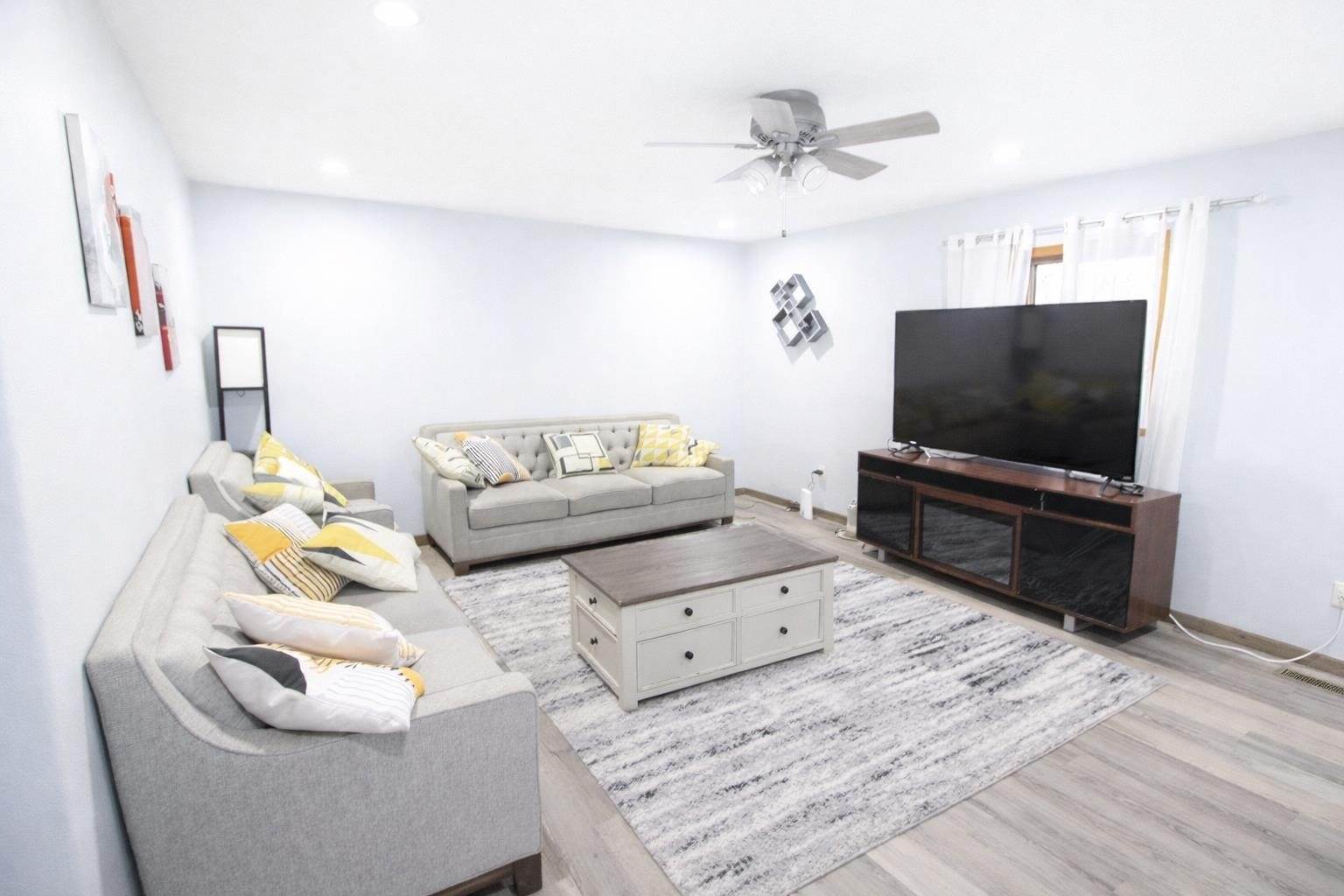 609 11th St NW, Minot, ND 58703