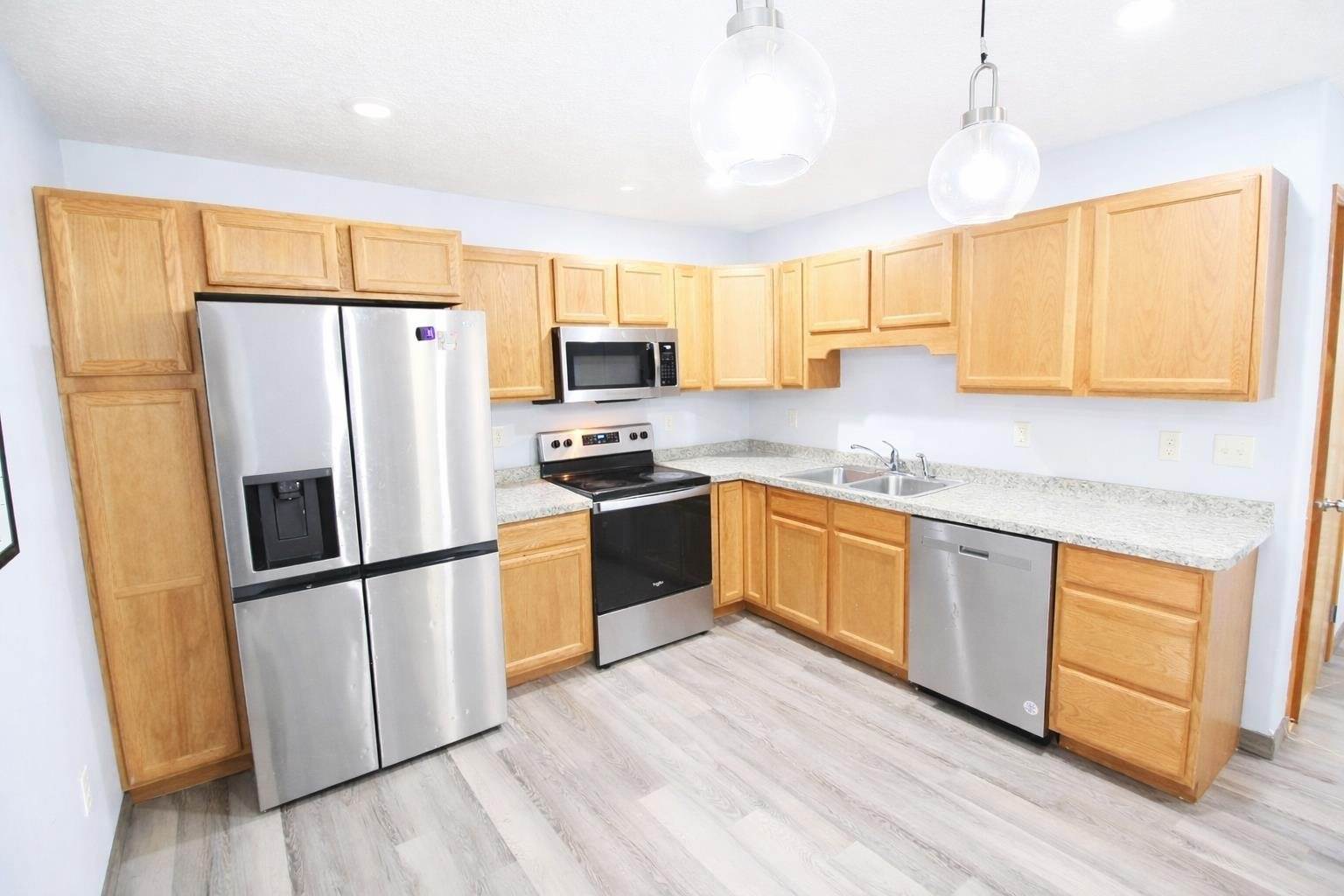 609 11th St NW, Minot, ND 58703