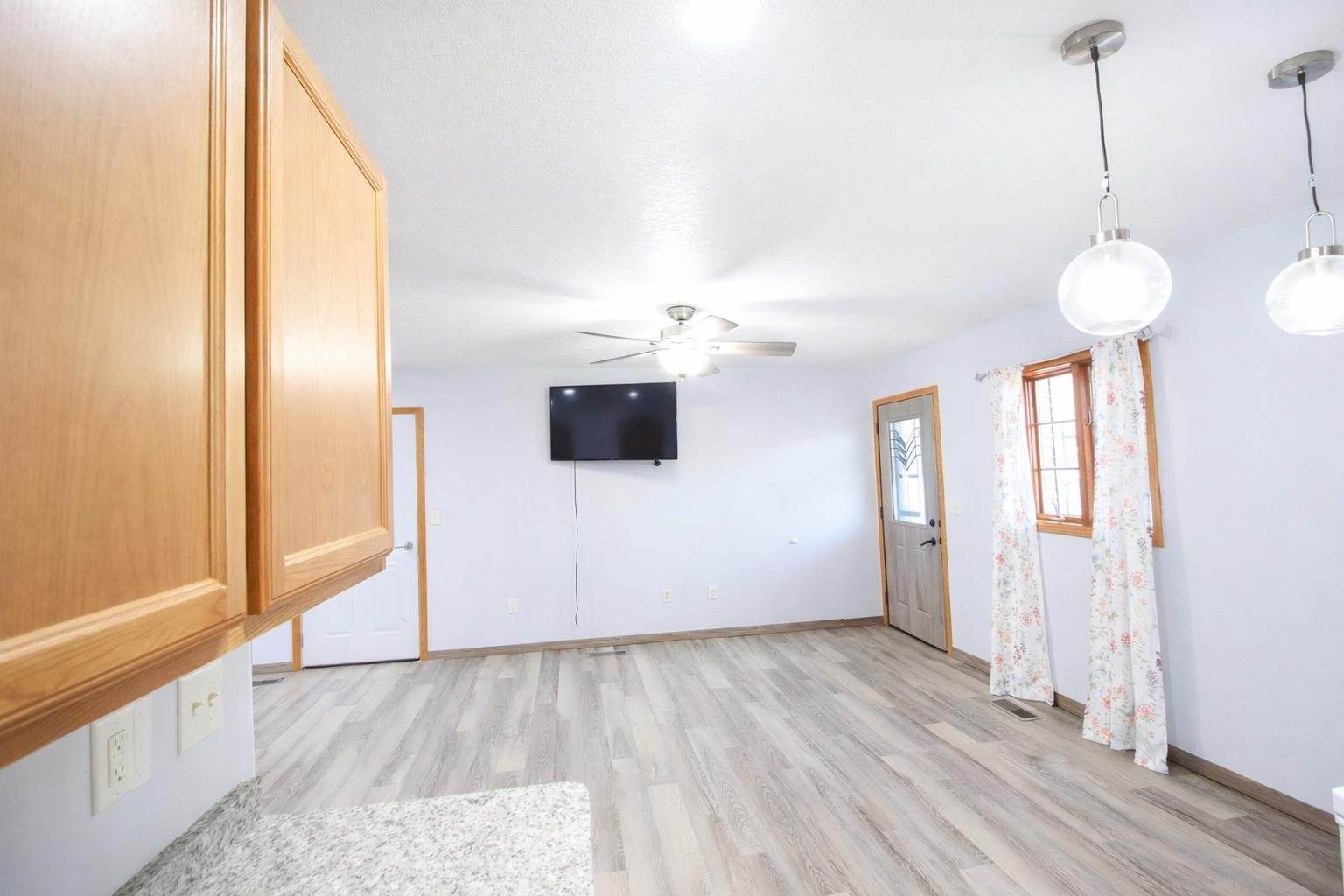 609 11th St NW, Minot, ND 58703