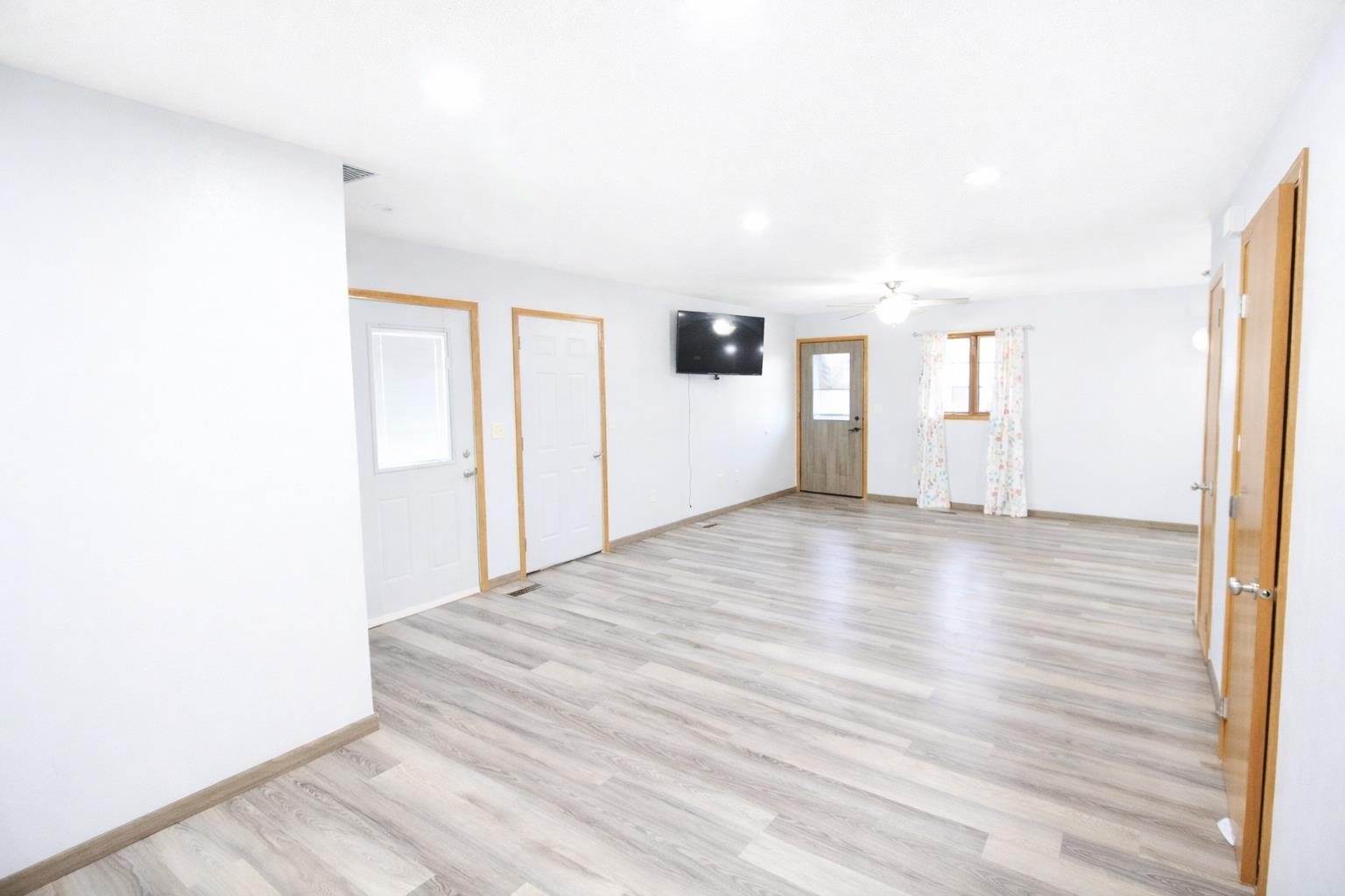 609 11th St NW, Minot, ND 58703