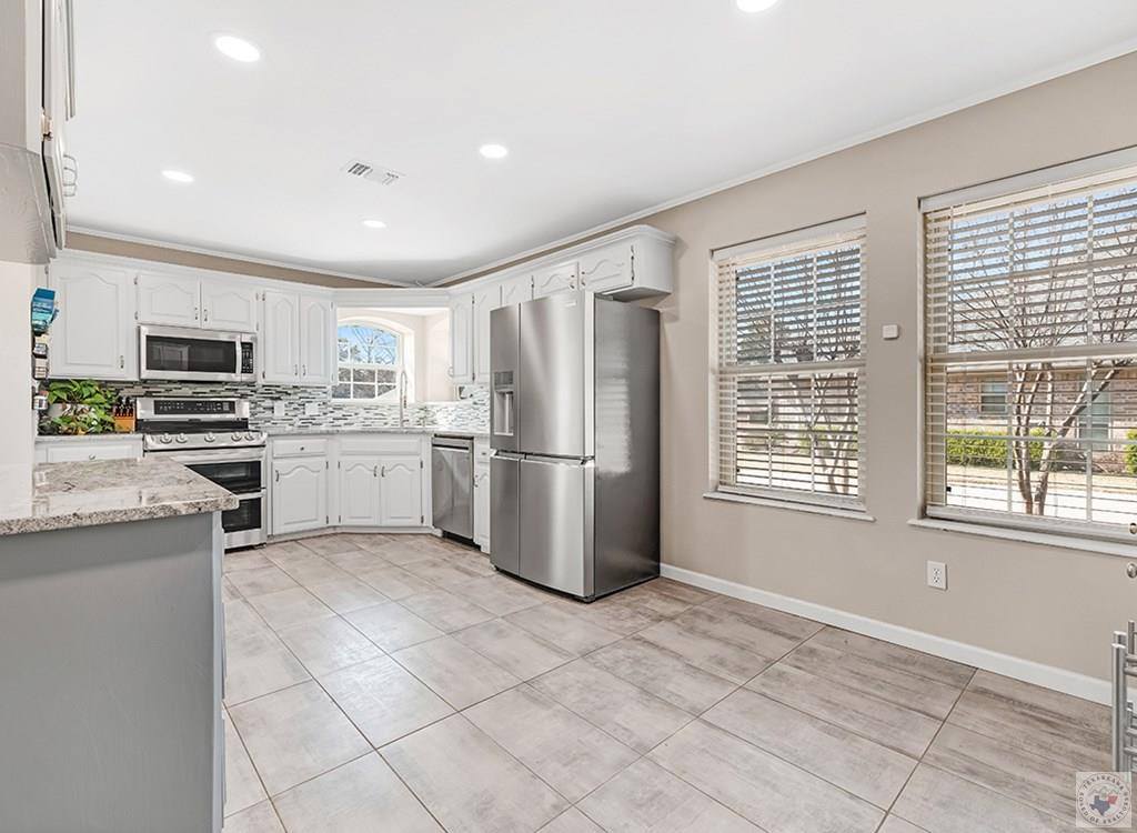 208 Trailwood Ln, Wake Village, TX 75501