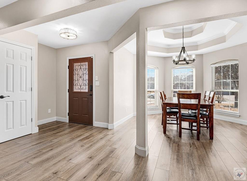 208 Trailwood Ln, Wake Village, TX 75501