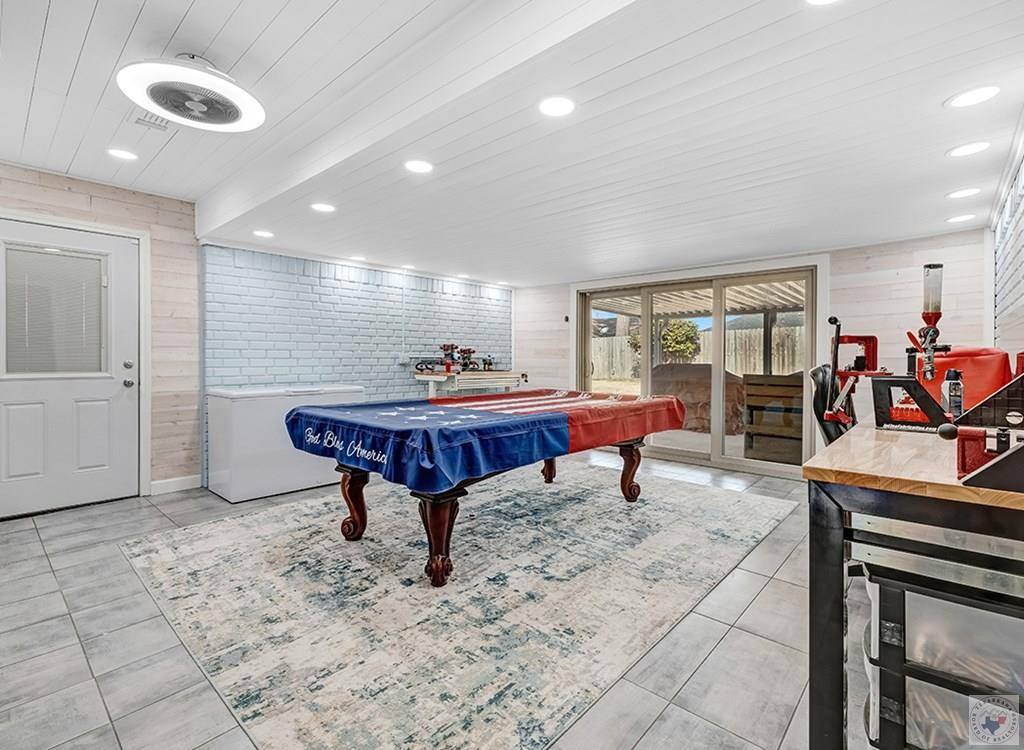 208 Trailwood Ln, Wake Village, TX 75501