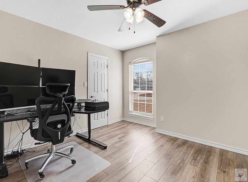 208 Trailwood Ln, Wake Village, TX 75501