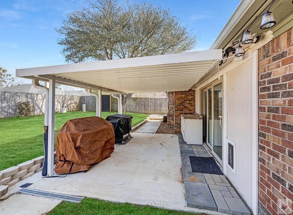208 Trailwood Ln, Wake Village, TX 75501
