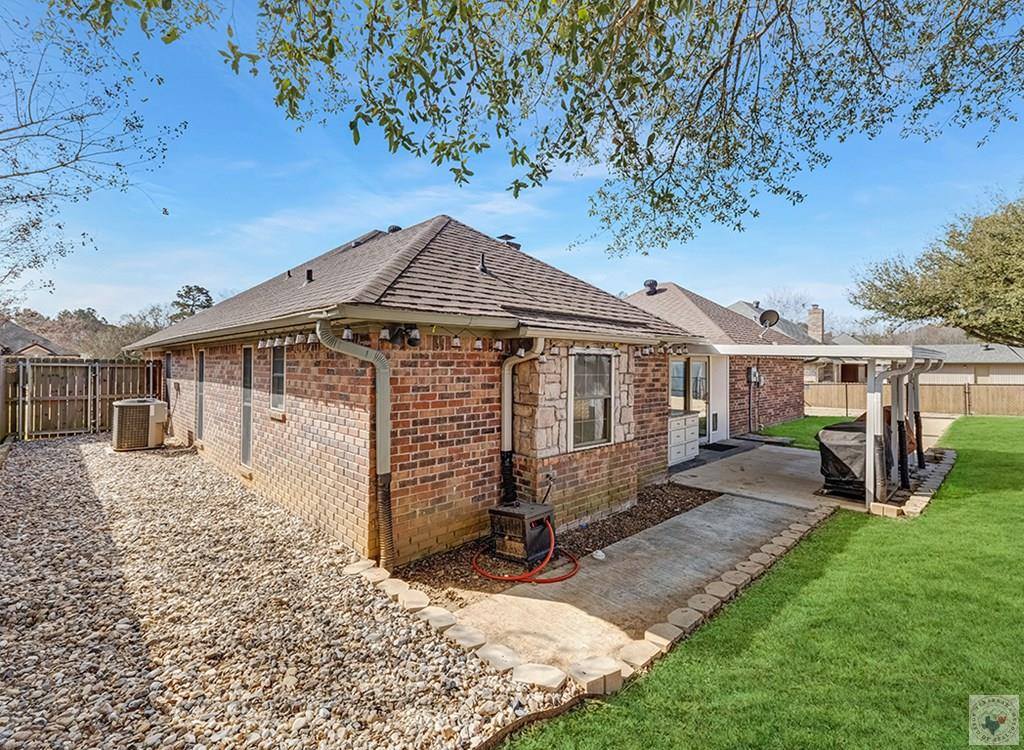 208 Trailwood Ln, Wake Village, TX 75501