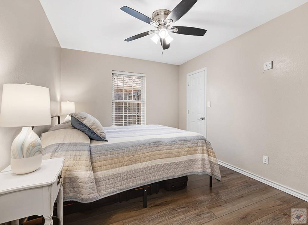 208 Trailwood Ln, Wake Village, TX 75501