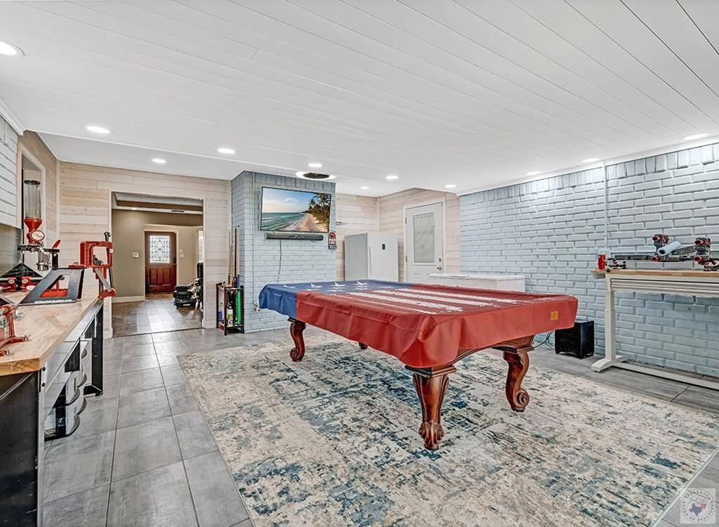 208 Trailwood Ln, Wake Village, TX 75501