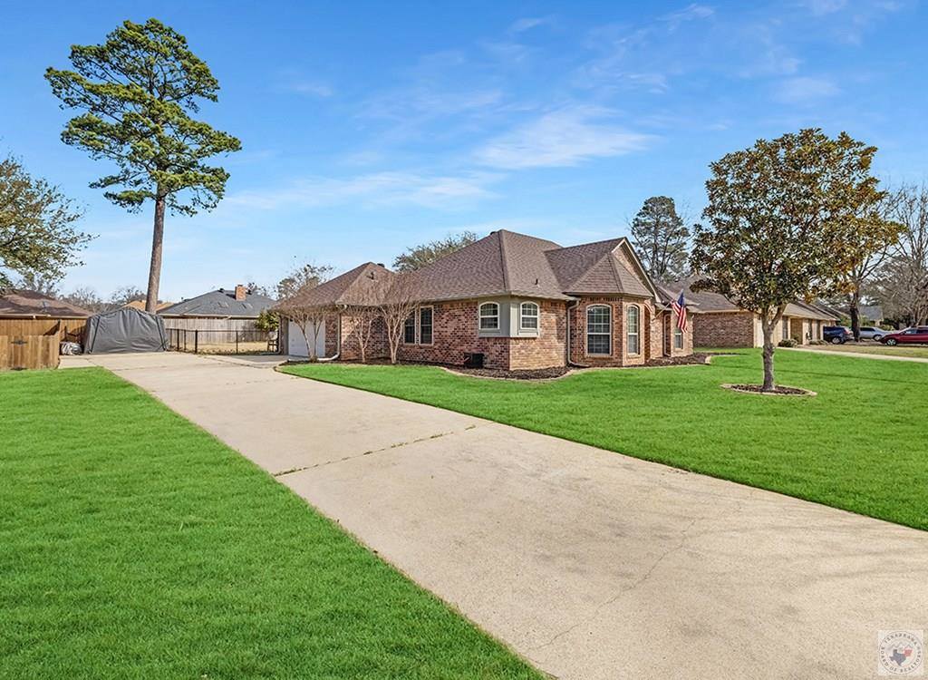 208 Trailwood Ln, Wake Village, TX 75501