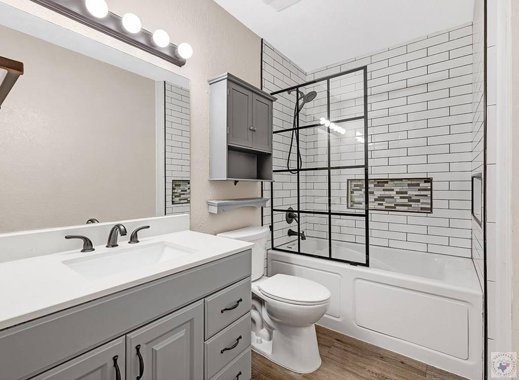 208 Trailwood Ln, Wake Village, TX 75501