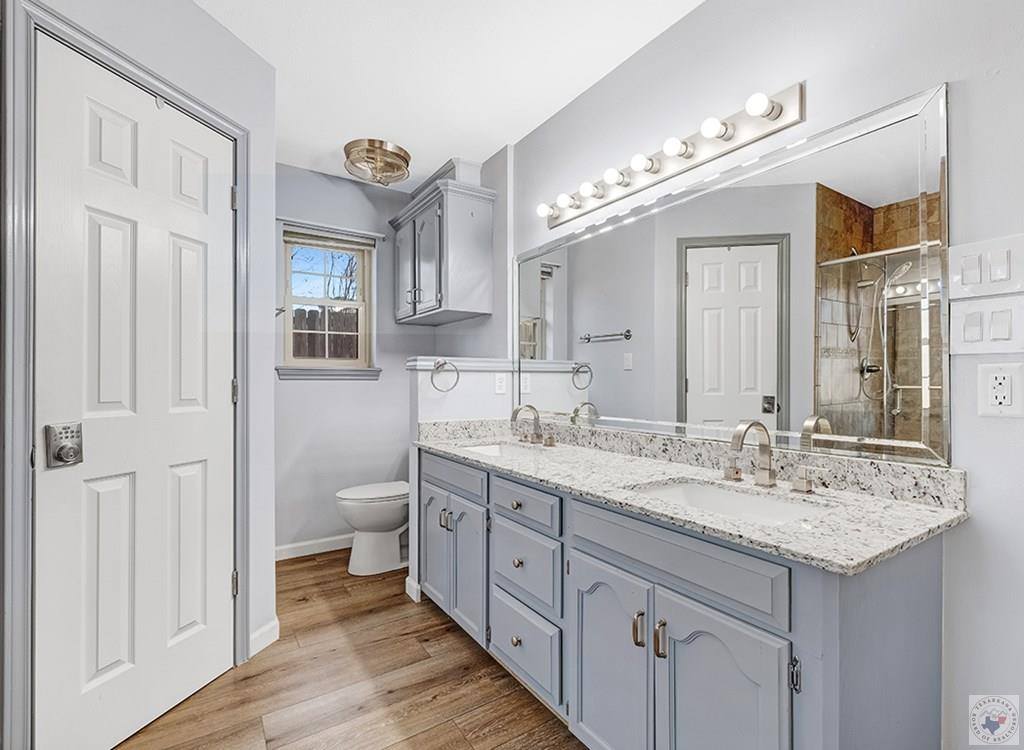 208 Trailwood Ln, Wake Village, TX 75501