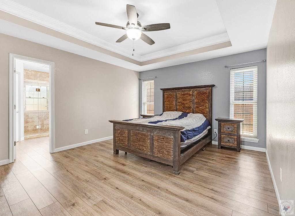208 Trailwood Ln, Wake Village, TX 75501