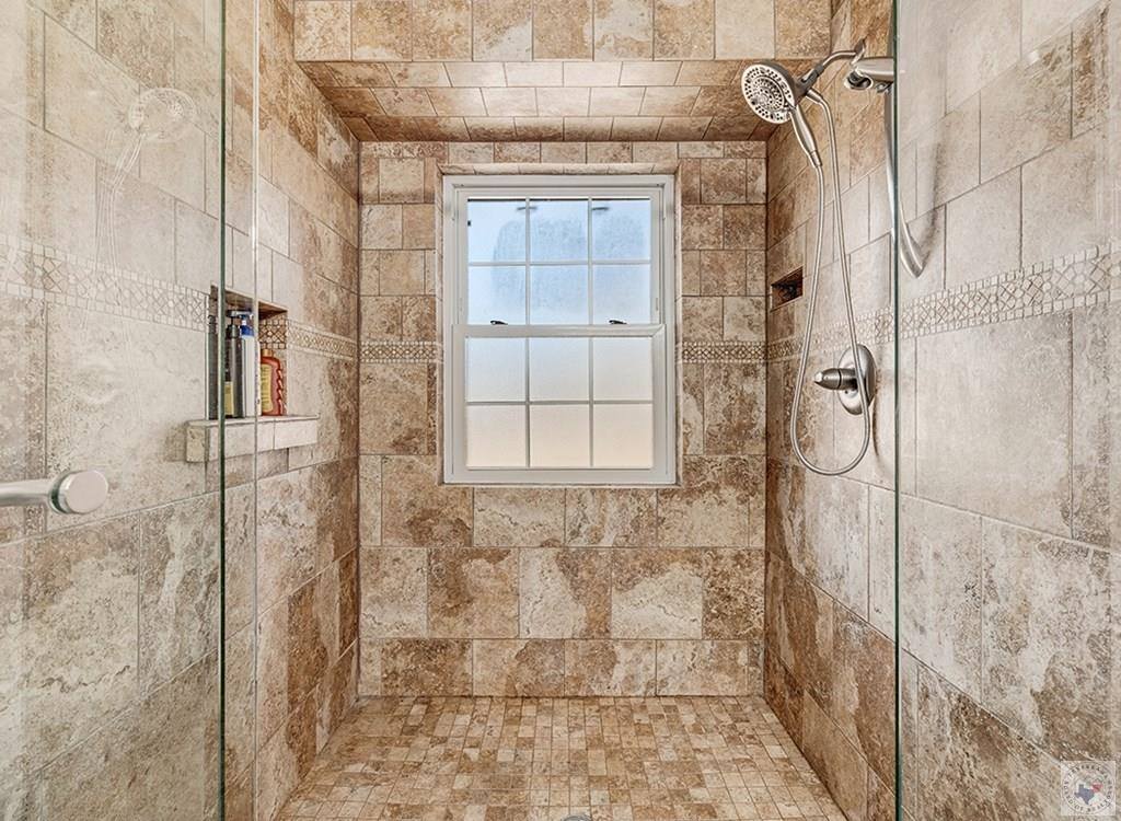 208 Trailwood Ln, Wake Village, TX 75501