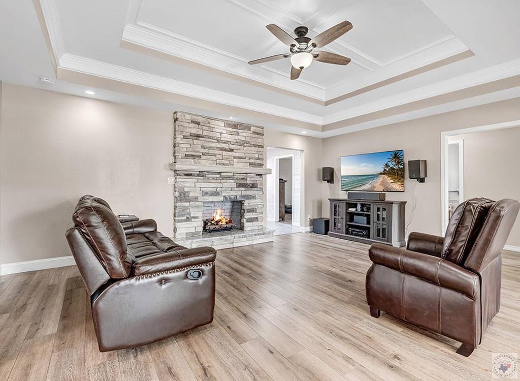 208 Trailwood Ln, Wake Village, TX 75501
