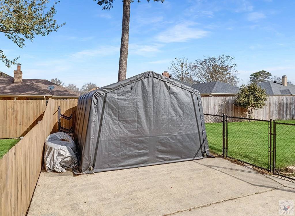 208 Trailwood Ln, Wake Village, TX 75501