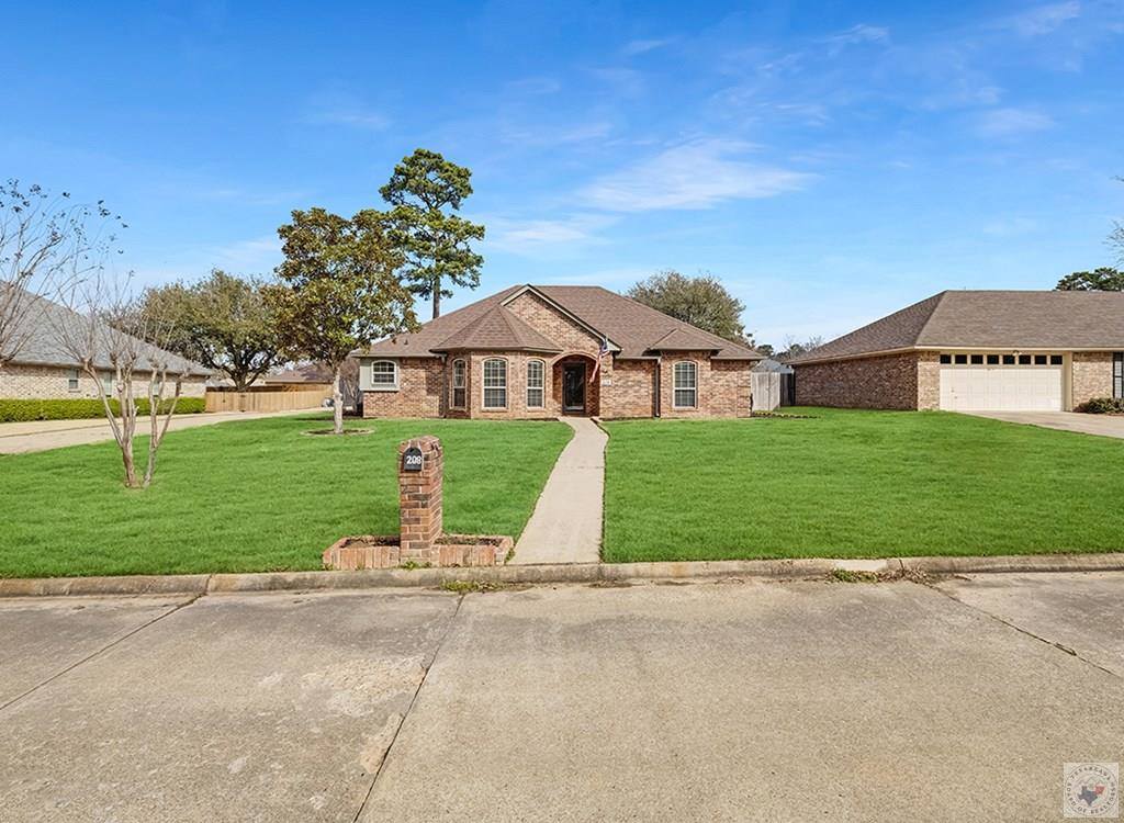 208 Trailwood Ln, Wake Village, TX 75501