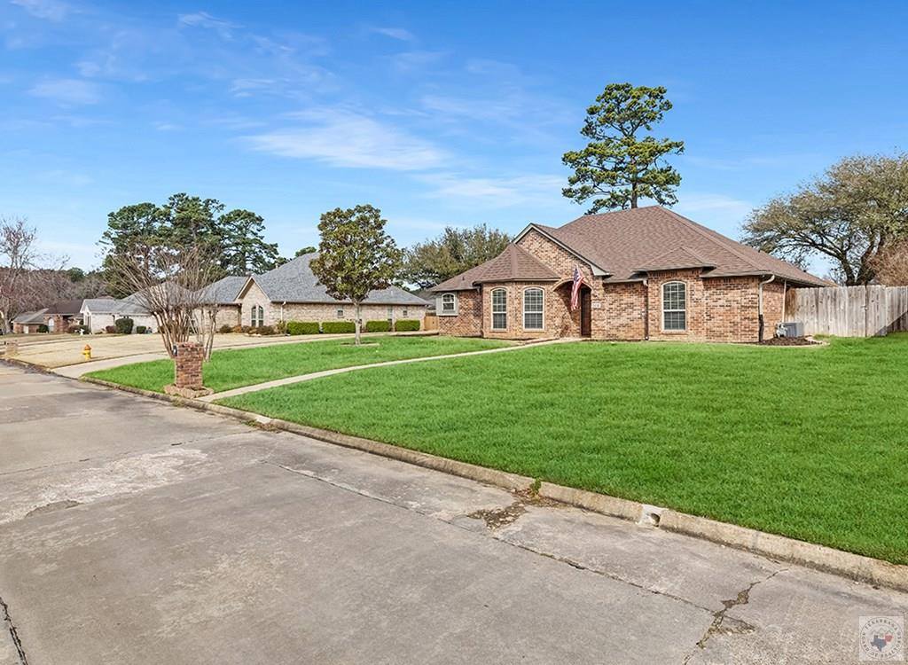 208 Trailwood Ln, Wake Village, TX 75501