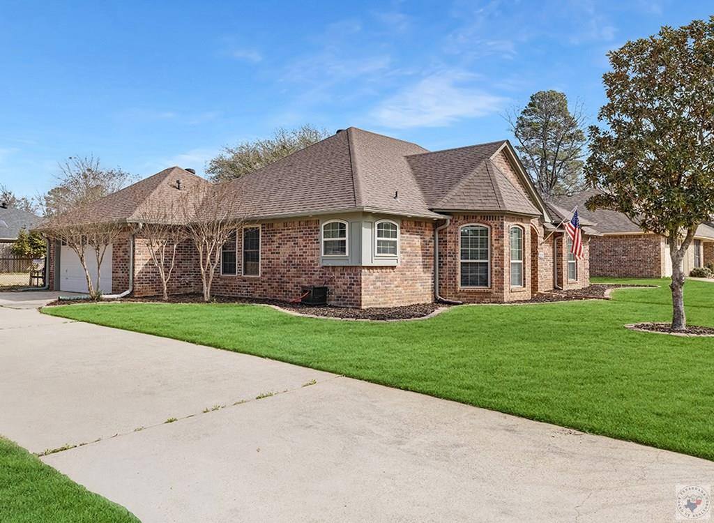 208 Trailwood Ln, Wake Village, TX 75501