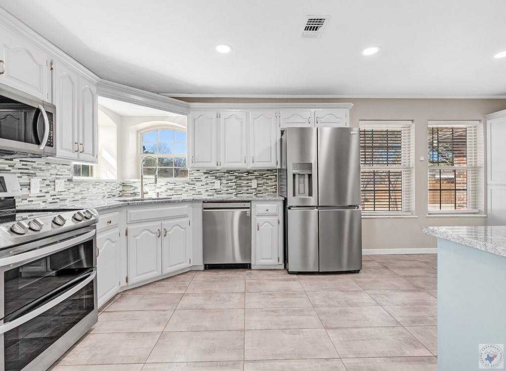208 Trailwood Ln, Wake Village, TX 75501