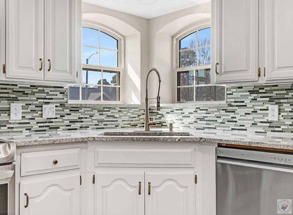 208 Trailwood Ln, Wake Village, TX 75501