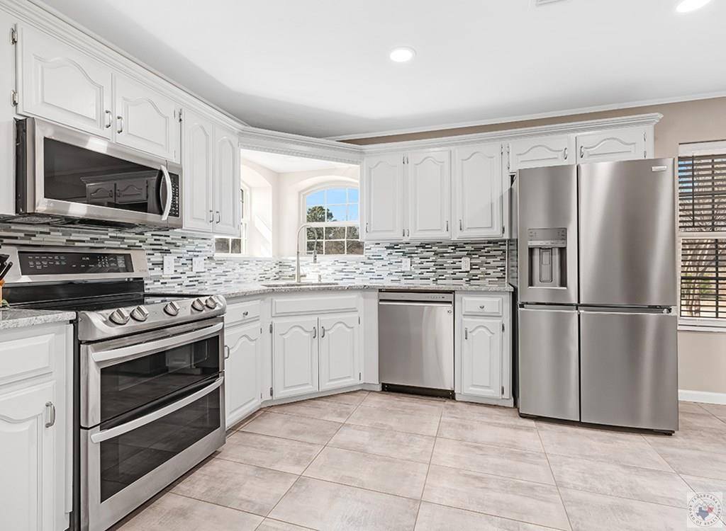 208 Trailwood Ln, Wake Village, TX 75501